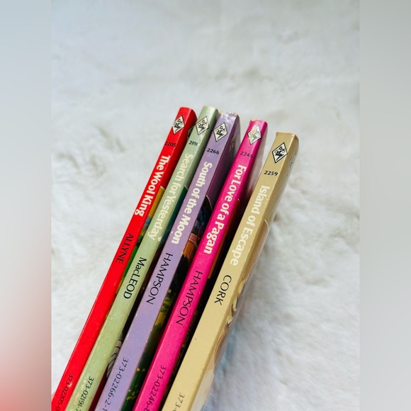 VINTAGE 70s Harlequin Novels - Picture 5 of 6